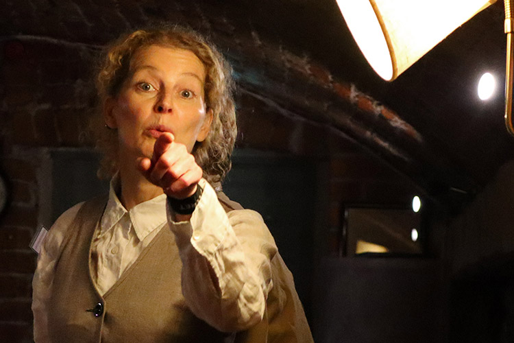 Anna Littorin spelar i teaterföreställningen Big Bang!