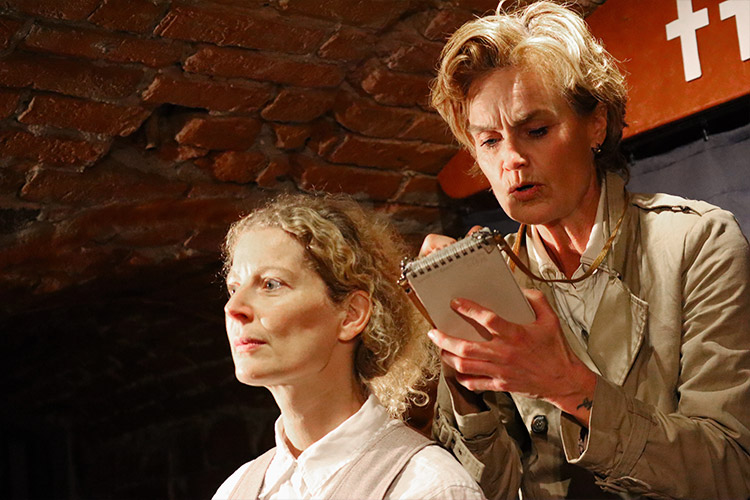 Anna Littorin och Johanna Wilson spelar i teatern Big Bang!