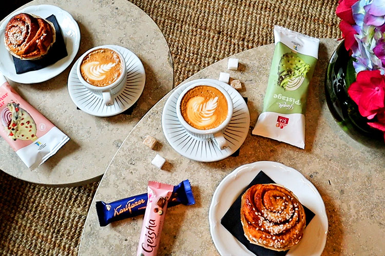 Fika med kaffe och kanelbullar Fika med kaffe och kanelbullar
