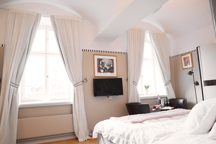 Bröllopscell vy mot fönster