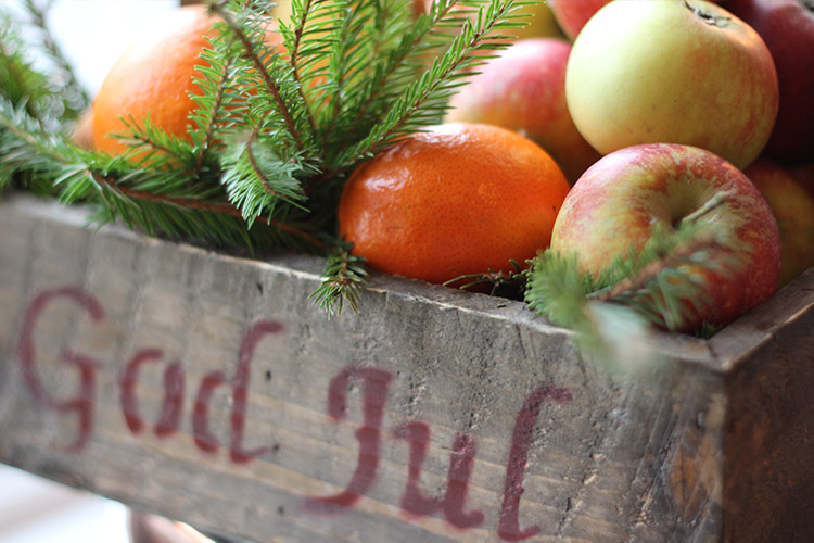 Julpynt med äpplen och apelsiner