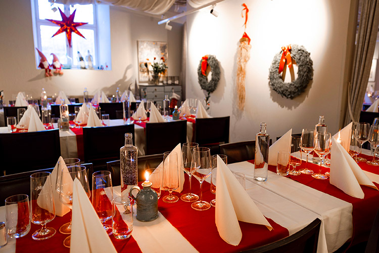 Dukning inför julbordet i Wärdshuset